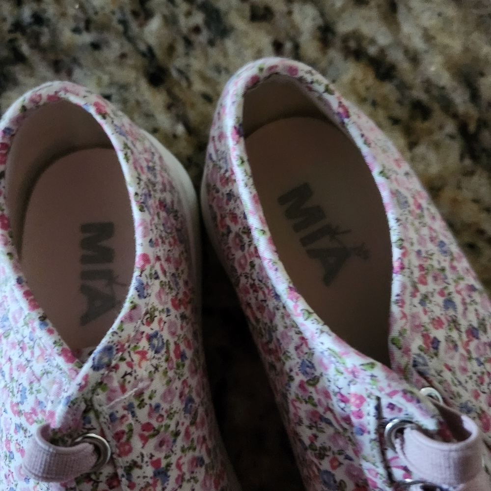 Shoes - Picture 4 of 4